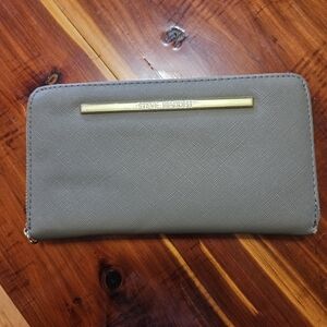 💝💝5/$25💝💝Steve Madden Gray Wallet with Gold Accent
